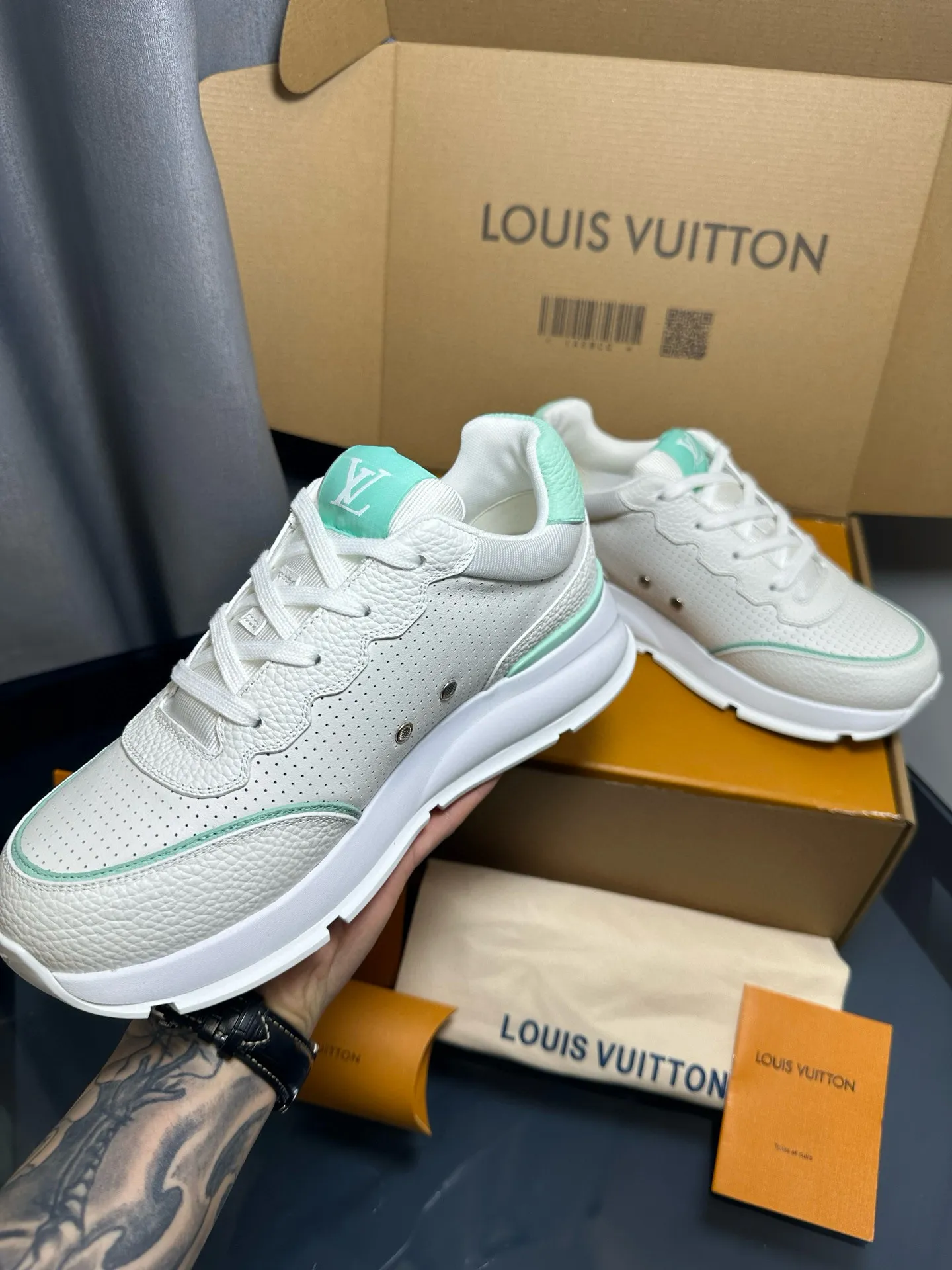 Factory price: 700💰🌈LV | Louis Vuitton 2025𝐬𝐬 🧡💚2025 spring and summer new style top version‼ ️The original version is the same. The counter focuses on the latest casual shoes and new hard goods🆕 ❥Purchasing agent level! Full of high-end feel! A popular model among bloggers at home and abroad, it’s retro and fashionable, and looks stunning on your feet! Wear a lot of happiness! The official website's main recommendation★ ━━━━━ ЅᏇєєt ━━━━━ ▪️Upper: Original custom-made imported calfskin fabric ▪️Inner: breathable gauze imported from Italy ▪️Outsole: rubber foam ➕t men's men's shoes 💰u high-end outsole ▪️Color: nine colors available ▪️Shoe size: 35-44, (45, 46 customized)